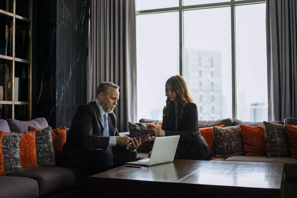 hombre y mujer de negocios en una reunión en un hotel alter invest