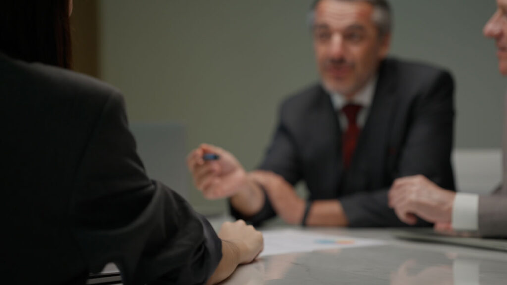 hombre explicándole a una mujer en una reunión alter invest en una mesa